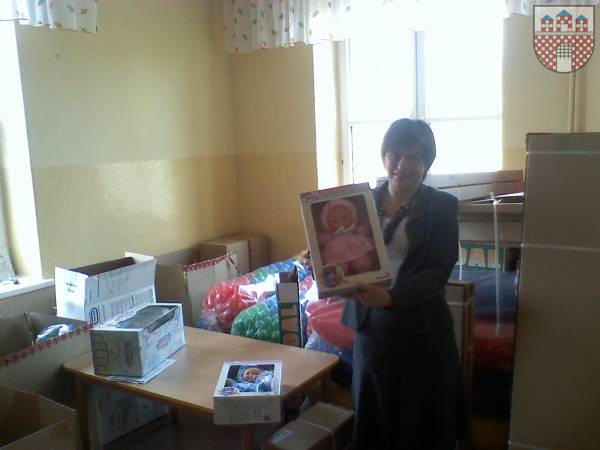 : Dyrektor Szkoły Podstawowej w Zawadzie Anna Wyporska  z nowymi zabawkami do tworzonego przedszkola. 